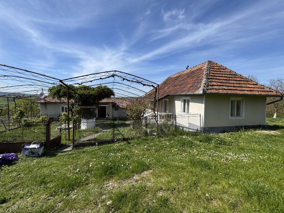 Casa de vanzare in Beznea-6452 mp teren,livada si 2 case