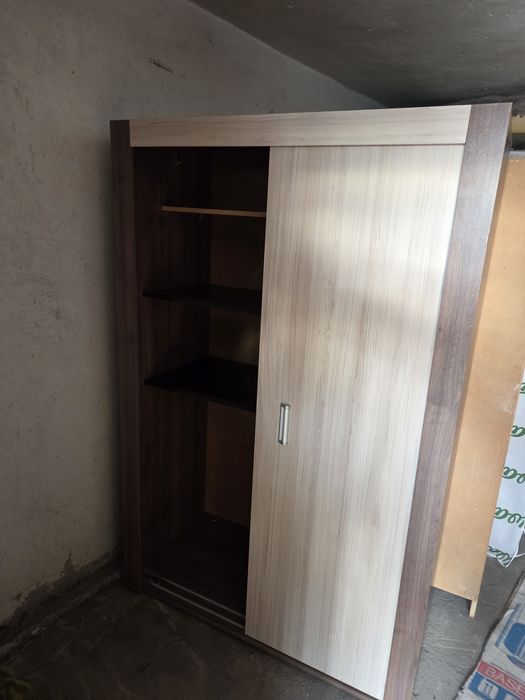 Двукрилен гардероб с плъзгащи се врати