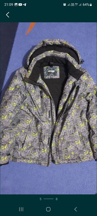 Продам куртку с капюшоном .