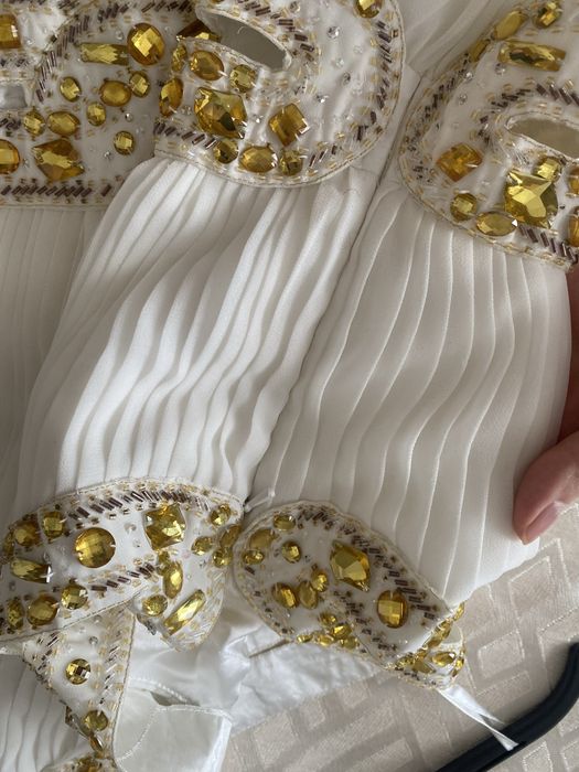 Шифоновое платье с разрезом спереди