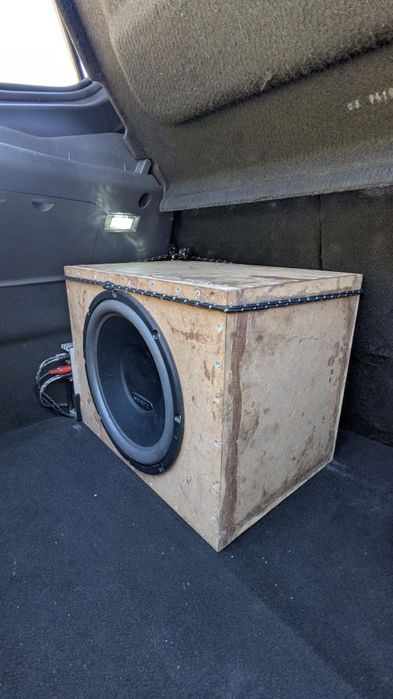 Subwoofer hertz Uno s300 S4 cu incinta