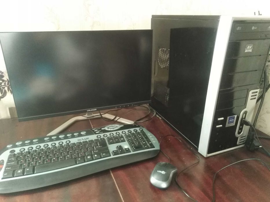 Ofis kompyuteri, stolga qo'yiladigan