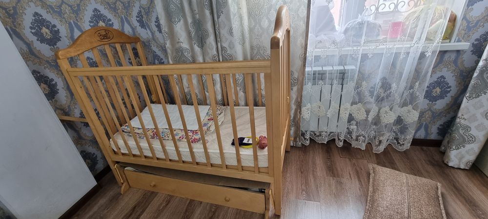 Детская кроватка с матрасом