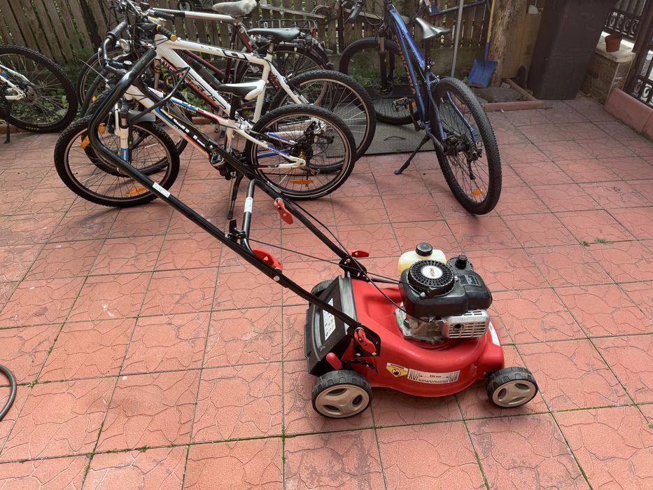 Masina tuns iarba pe benzina