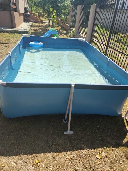 Piscina. Curte cadru metalic