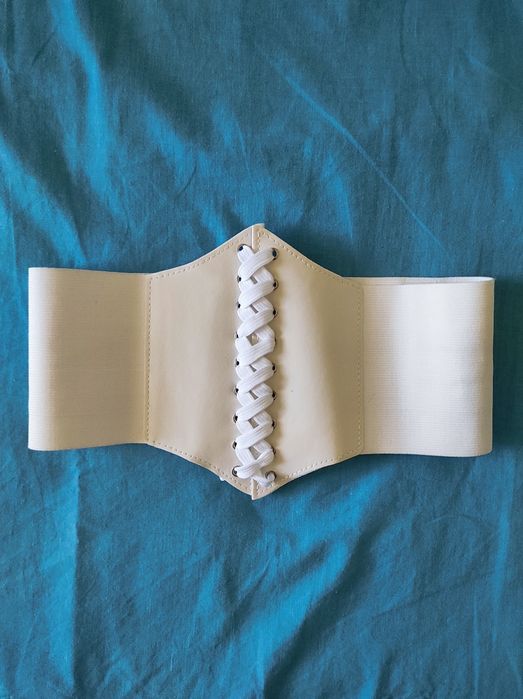 Blugi, corset și curea