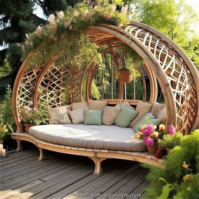 Беседки и качели.