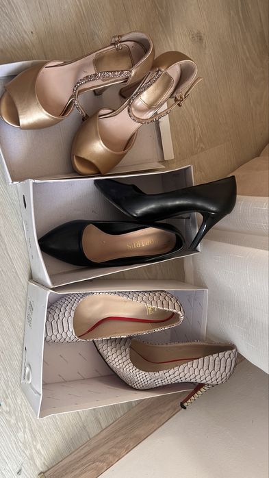 Отдам женскую обувь 35-36р