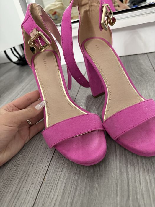 Sandale roz fucsia