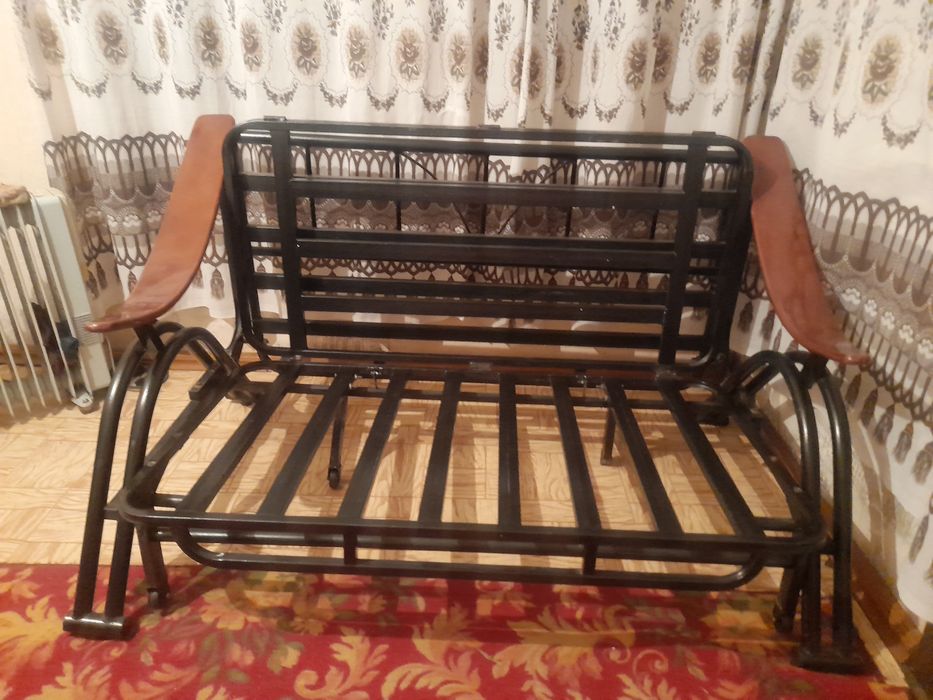 Продам диванчик не большой