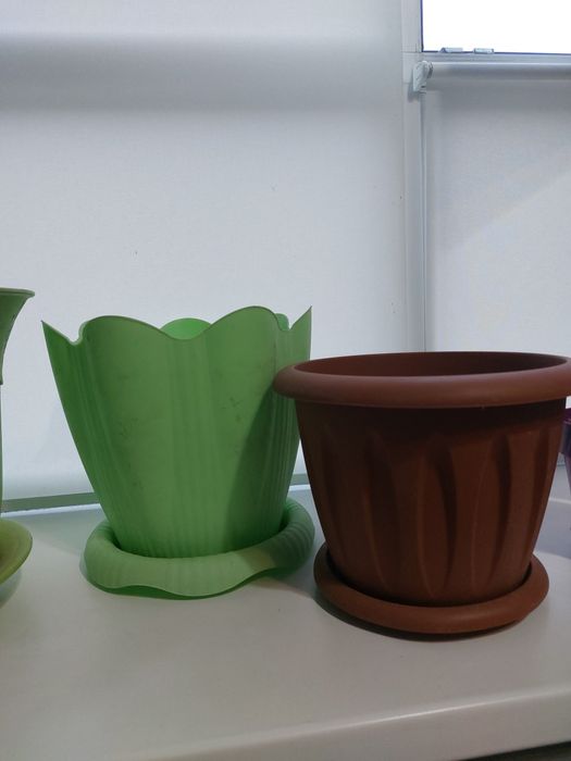 Разные горшки для цветов