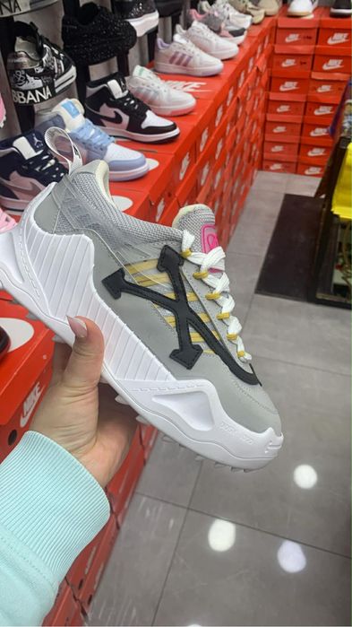 Adidasi off white odsy