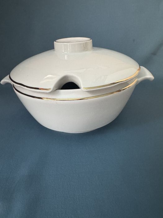 Български порцеланов супник на Изида