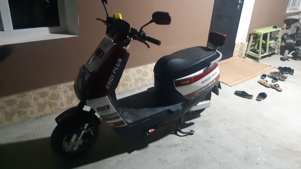 Skuter sotiladi.tezligi 100 km/soatiga.nomer taqilgan.sugʻurtaqilingan