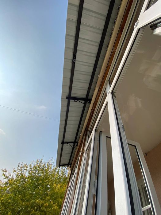 Установка козырьков и Бельевых роликов.