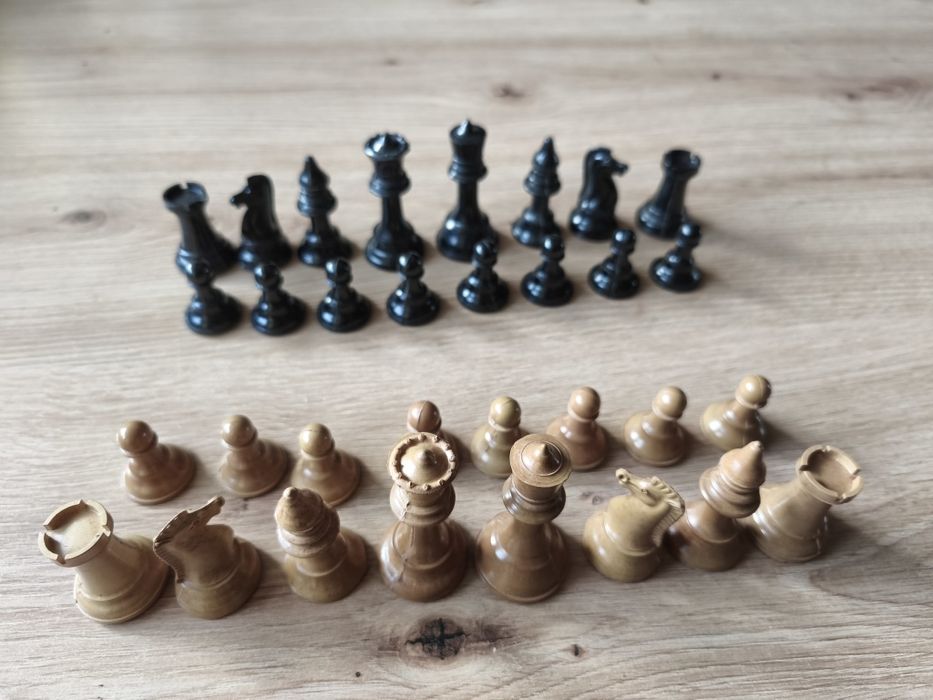 Бакелитени Шах фигури от соца ( бакелит )