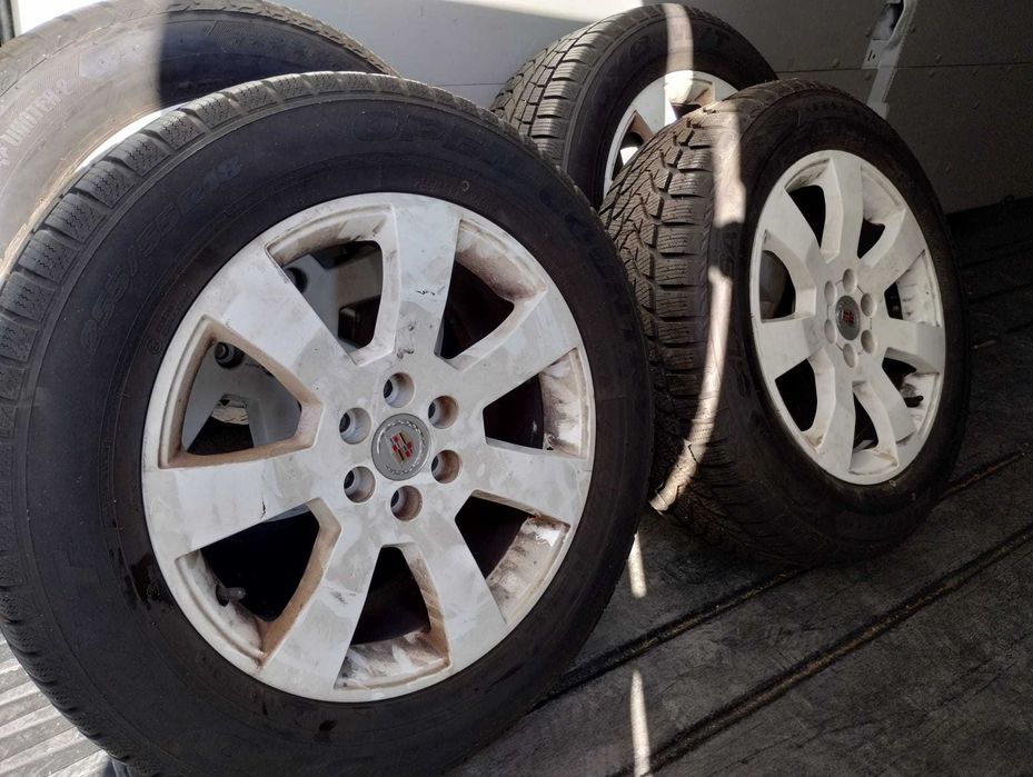 Продават се 4 Зимни гуми с бели джанти за Кадилак SRX 235/60 R 18.    Цена 400€.  Цената е Без коментар. При интерес звъннете на 0895/530-701