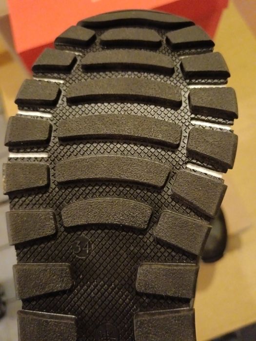 Продаю детские кроссовки