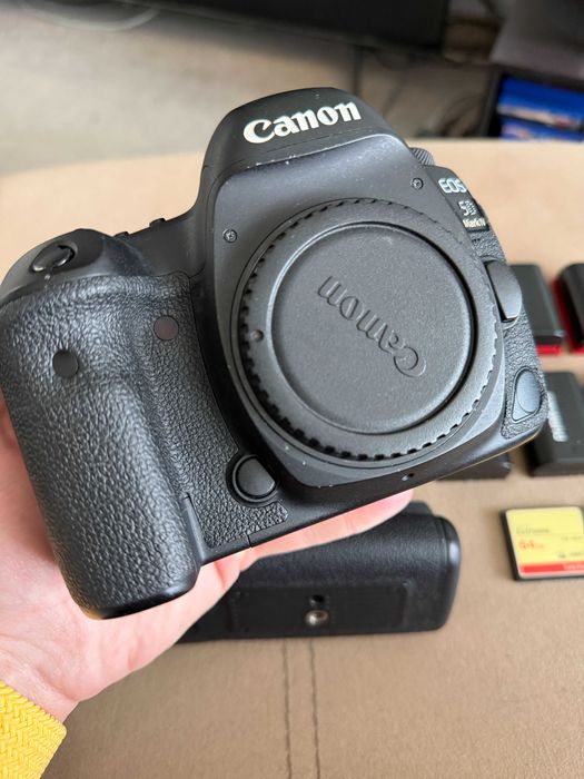 Canon 5D Mark IV с 6 батерии и грип