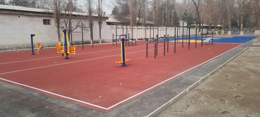 Стадион, футбольные поля. Баскетбольные/волейбольные площадки. Workout