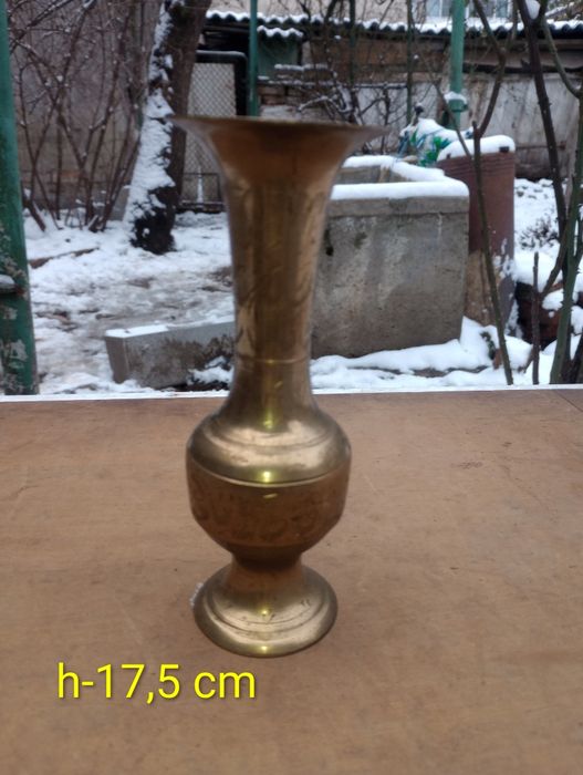 Vază decorativă din alamă, cu model floral gravat manual