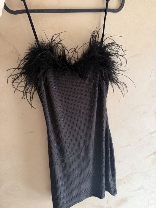 Ефектна рокля Zara с пера и камъни