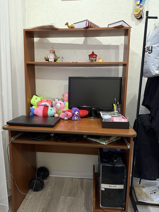 Продам компьютерный стол б/у