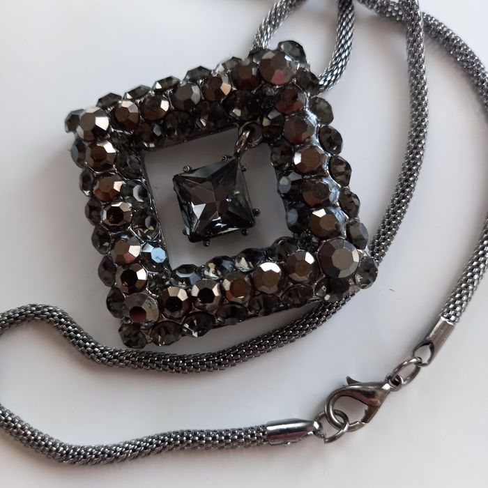 Кулон с камнями под Сваровски