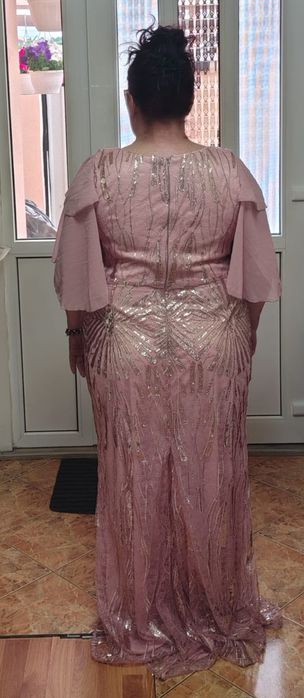 Văd rochie eleganta..