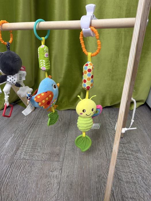 Стойка монтессори с игрушками. Нурсая