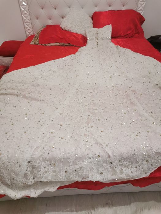 Rochie de mireasa dantela cu cristale swarovski cusute manual