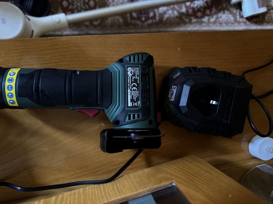 Mini flex polizor unghiular cu acumulator Parkside si slefuitor