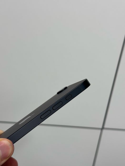 Продавам перфектен iPhone 16e 67цикъла