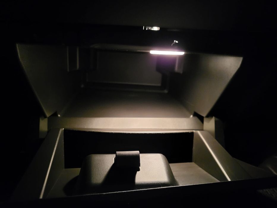 Priza USB, Lampă torpedou, Antena radio codita, plafoniere, twitere