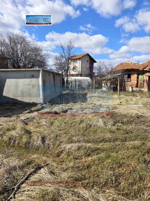 УПИ в с. Кошарево 420 м² със собствен водоизточник и 2 гаражни клетки