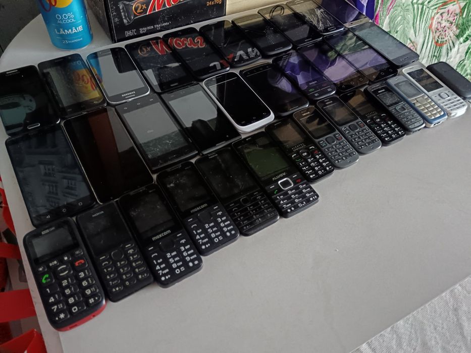 Lot telefoane butoane etc