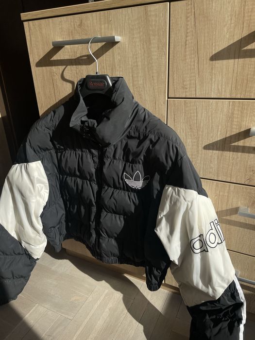 adidas Originals cropped puffer jacket в черно