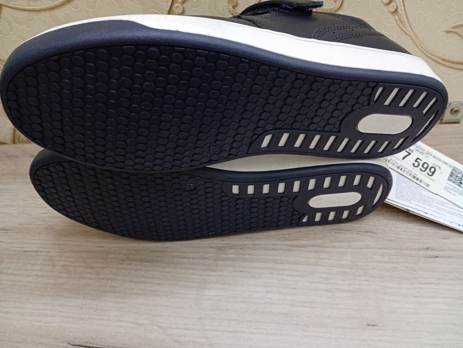 Продам новые туфли для мальчика размер 37