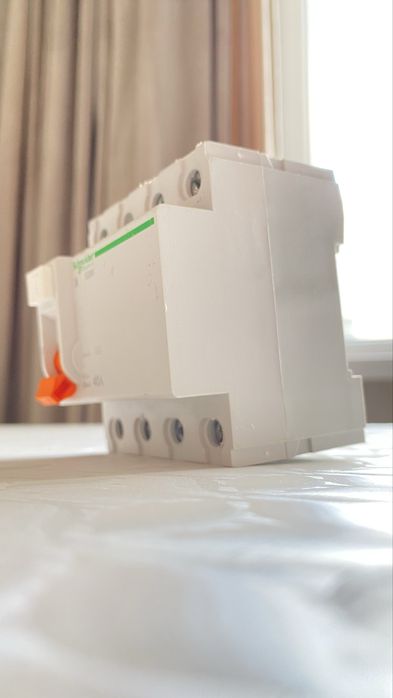Дифф.выкл.нагрузки (диффавтомат) SCHNEIDER 4Р 40А 30мА ВД63 рабочий