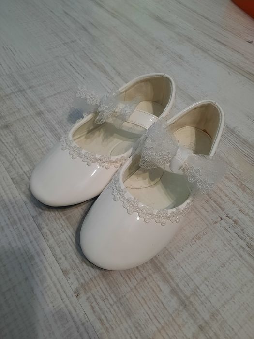 Бели официални детски обувки 28н.