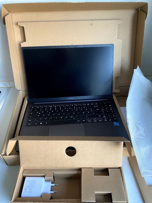 Samsung Galaxy Book3 15.6" | Intel i3-1315U (13th Gen) | 8GB | 256GB SSD | С кутия