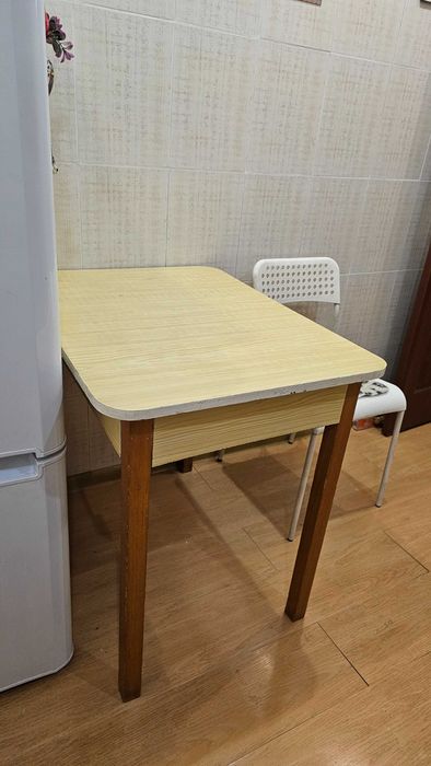 Продам кухонный стол