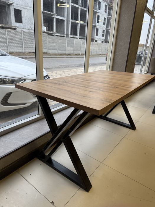 Стол и стулья для кафе