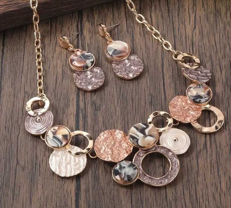 Стилни и красиви комплекти колиета с обеци