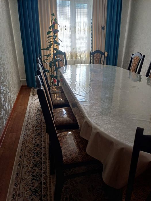 Продается шикарный новый стол и стулья