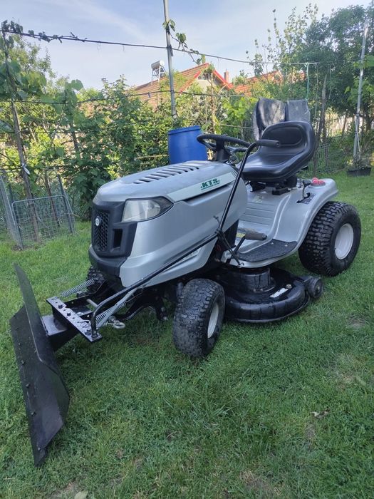 Tractoras de tuns gazon cu plug de zăpadă