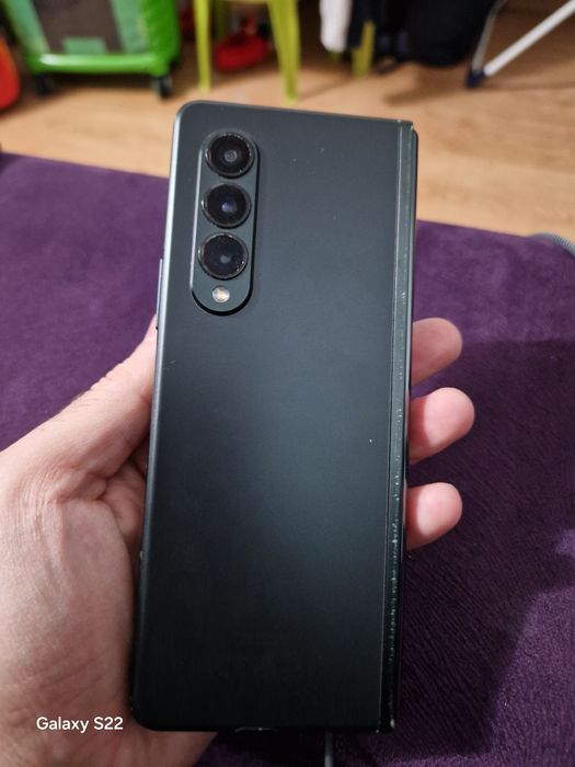 Z Fold 3 ecran mic functional si cel mare defect