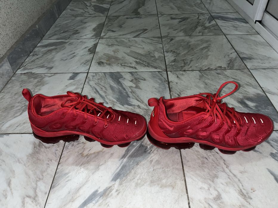 Обувки vapormax plus red