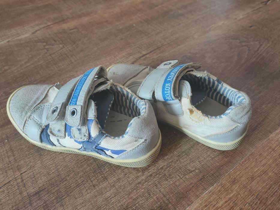 Отдам бесплатно детскую обувь