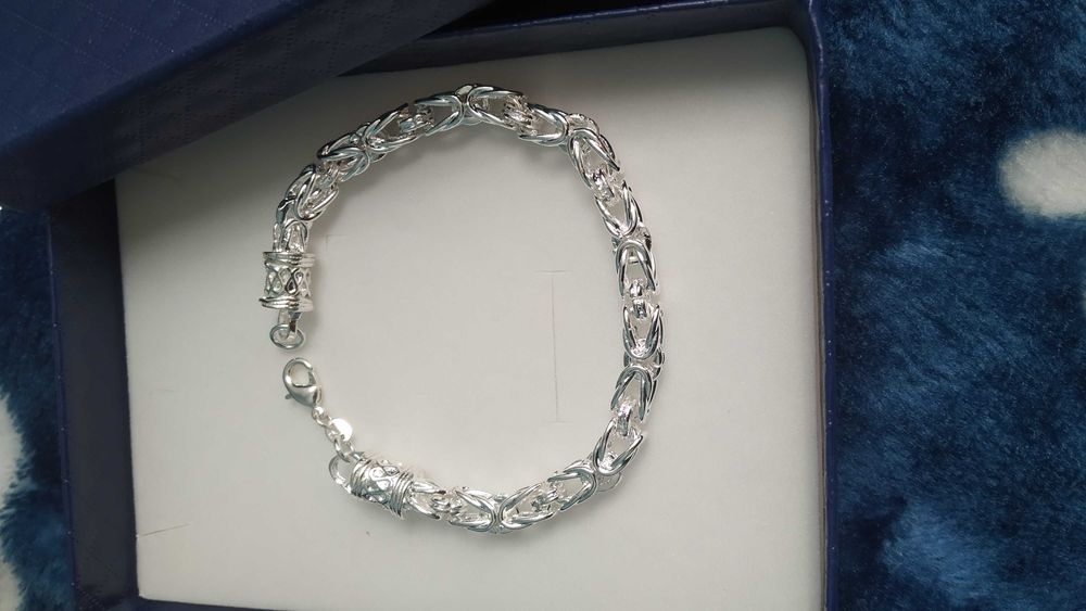 Нова, сребърна гривна. Различни модели. Цена 25/75 лв.В кутия.